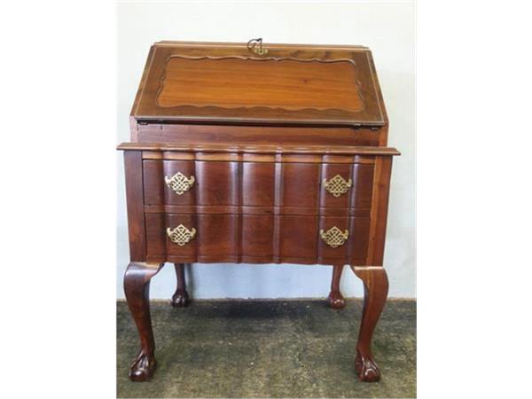 ~/upload/Lots/51228/4o44dyvegnwl4/Lot 005 Vintage Imbuia Ball & Claw Writing desk Size75 x 48 x 105 cm H_t600x450.jpg